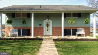 32 Warwick Dr, Chambersburg, PA 17201