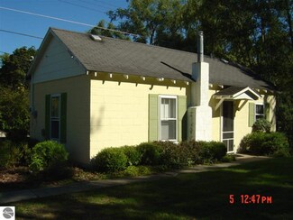 209 W 3rd St, Elk Rapids, MI 49629