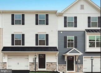1043 Ellie Ln W, Harrisburg, PA 17112