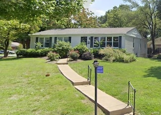 1135 E Parkedge Ln, Saint Louis, MO 63130