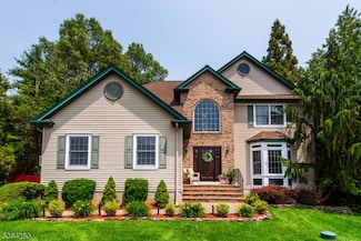 6 Anna Rose Ct, Bloomingdale, NJ 07403
