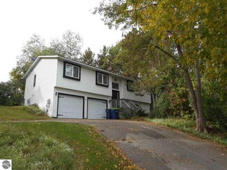1528 Arnold Ct, Traverse City, MI 49684