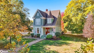 327 S 2nd St, Wapello, IA 52653