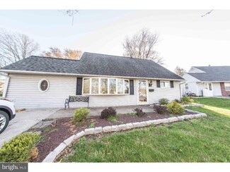 207 Plumbridge Dr, Levittown, PA 19056