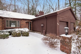 698 Pineway Dr, Norton Shores, MI 49441