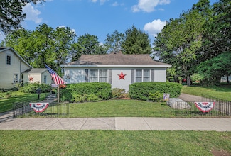 305 School St, Decatur, MI 49045