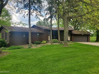9651 Skyway Dr, Wadsworth, OH 44281