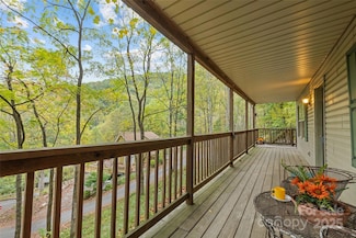42 Greenview Dr, Maggie Valley, NC 28751