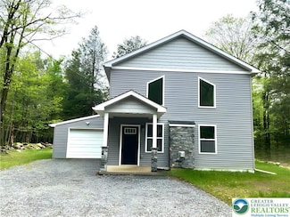 1073 W Side Dr, Newfoundland, PA 18445