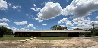 520 N 12th Ave, Crystal City, TX 78839
