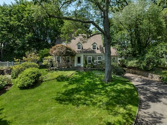 330 Emery Dr E, Stamford, CT 06902
