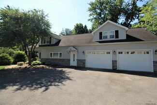42 Maxwell Rd, Latham, NY 12110