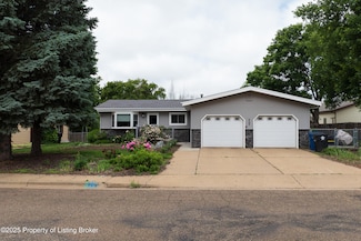 969 10th Ave W, Dickinson, ND 58601