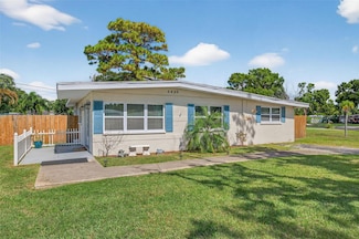 8486 Pelican Ln, Seminole, FL 33777