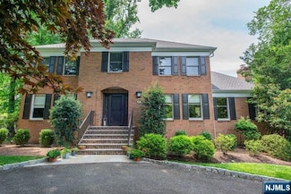 5 Hurley Ct, Wyckoff, NJ 07481