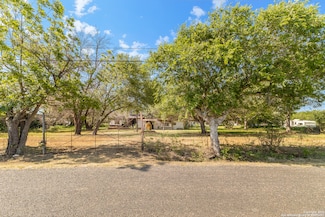 601 County Road 6610, Devine, TX 78016