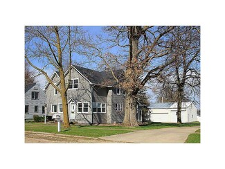 407 2nd St S, Coggon, IA 52218