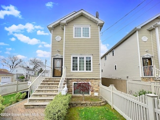 124 Bodine St, Staten Island, NY 10310