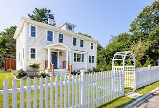 5 Pine Tree Ln, Vineyard Haven, MA 02568