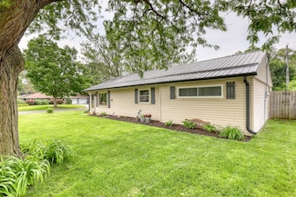 553 Oakland Ave, Mukwonago, WI 53149