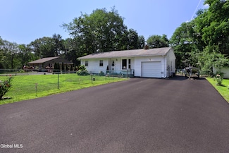 16 Stonewood Dr, Niverville, NY 12130