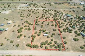 25470 W Foothill Dr, Seligman, AZ 86337