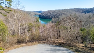 2 Chapman Ln, Jacksboro, TN 37757
