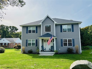 215 Metacom Ave, Bristol, RI 02809
