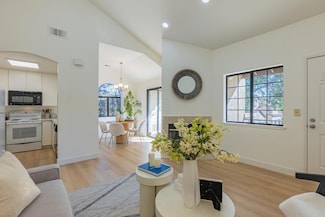 26 Washington Square Dr, Milpitas, CA 95035