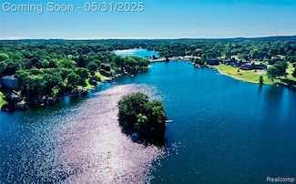 10418 King Rd, Davisburg, MI 48350