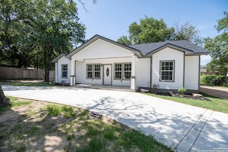 3811 Waterwood Pass Dr, Elmendorf, TX 78112