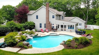 18 Rhonda Rheault Dr, Oxford, MA 01540