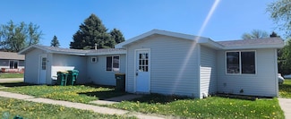 303  & 305 1st St SE, Gwinner, ND 58040