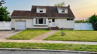 6 Maple Ln, Massapequa Park, NY 11762