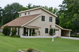 1409 N 5th St, Henryetta, OK 74437