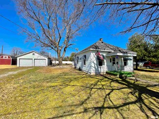 901 E 3rd St, Flora, IL 62839