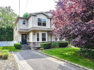 28 A Dunes Ln, Manorhaven, NY 11050