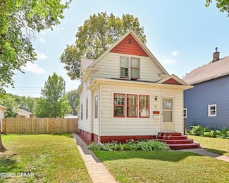 723 N 5th St, Grand Forks, ND 58203