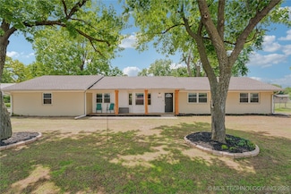 810 N 3rd St E, Jenks, OK 74037