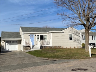 54 Newport Ave, Middletown, RI 02842