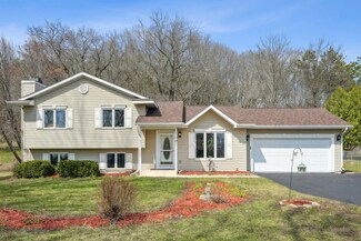 90 W Wood Ridge Dr, River Falls, WI 54022