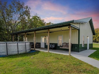 15818 Walnut Grove Dr, Moravia, IA 52571