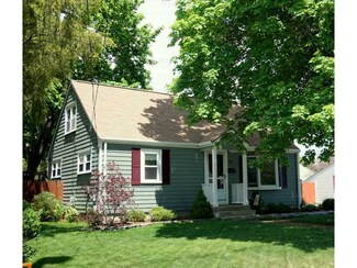 75 Hardwick St, Warwick, RI 02889