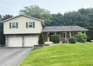 108 Pineledge Rd, Camillus, NY 13031