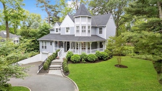 57 Harbor Park Dr, Centerport, NY 11721