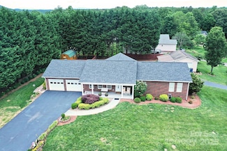 4646 River Run Cir, Hickory, NC 28602