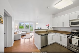 30 Freedom Way Unit 306, Jersey City, NJ 07305