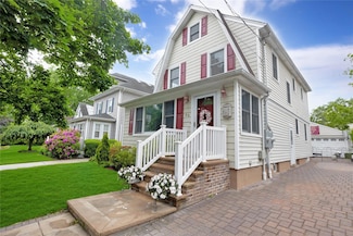 44 Geranium Ave, Floral Park, NY 11001