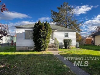 421 8th St, Clarkston, WA 99403