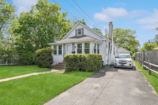 186 Falcon Ave, Patchogue, NY 11772